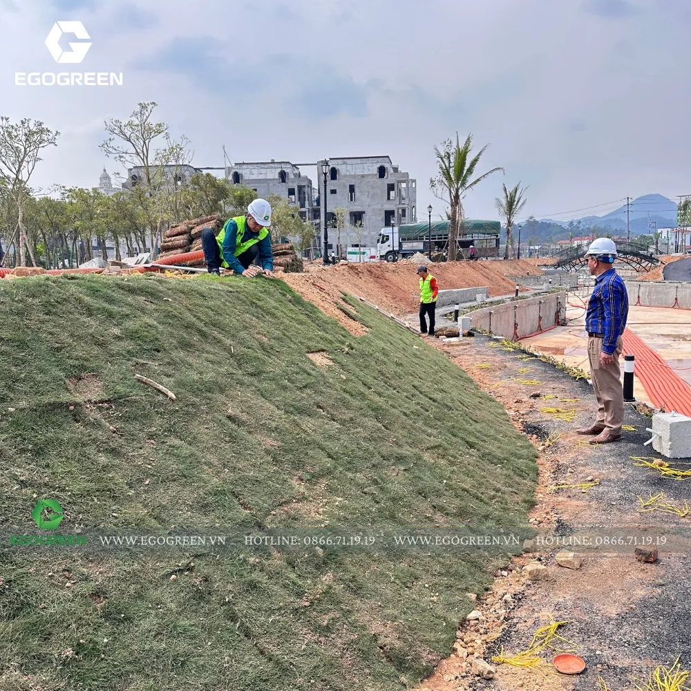 Địa hình dốc là một trong những thách thức cho đội ngũ thi công.